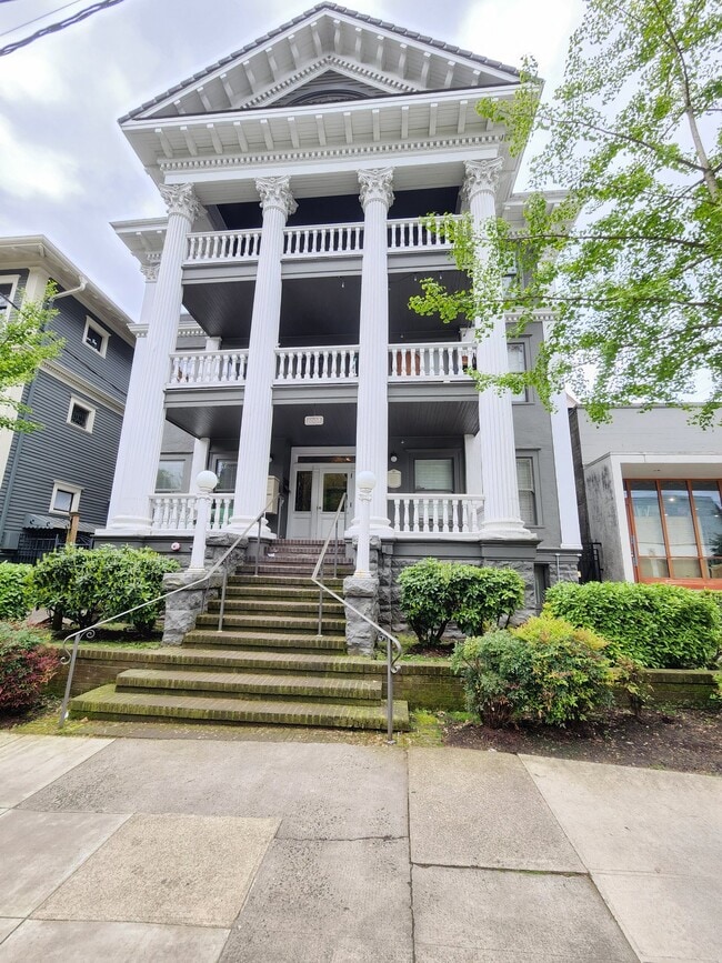 Building Photo - 2068 NW Flanders St Unit 8