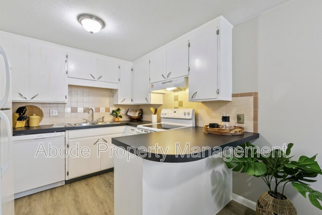 Photo - 456 W 10th St
