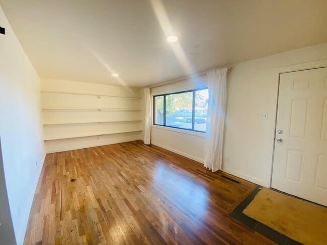 Photo - 765 E 15th St