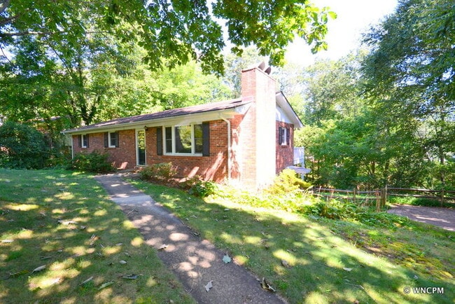 Building Photo - 17 Laurel Park Dr