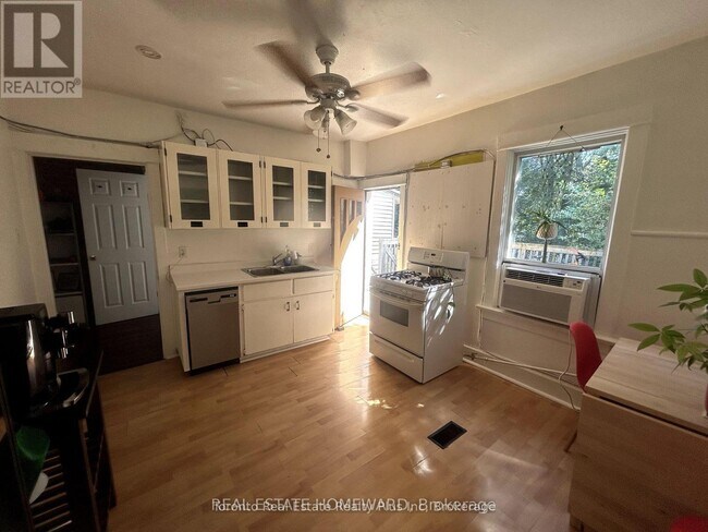 Photo - 1297 Gerrard St E