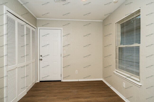 Photo - 1932 W 61st Pl S