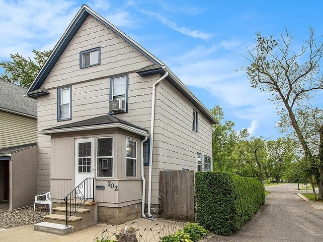 Front - 702 Portage Ct House