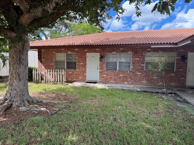 Building Photo - 1901 NE 29th St Unit 4