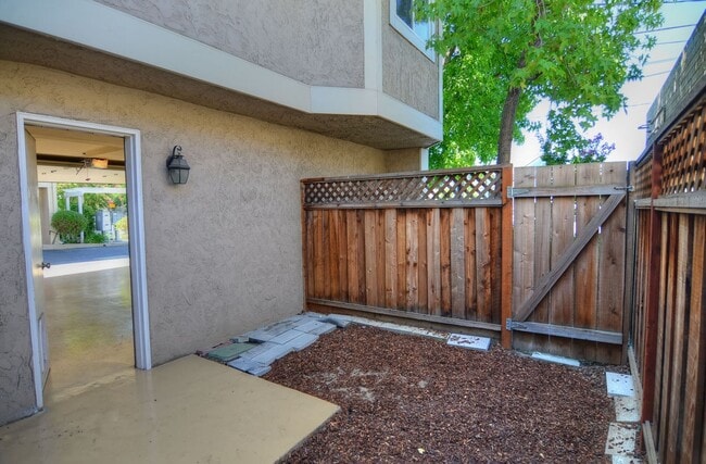 Photo - Excellent Santa Clara Location! Open Floor Plan! Granite Counters!