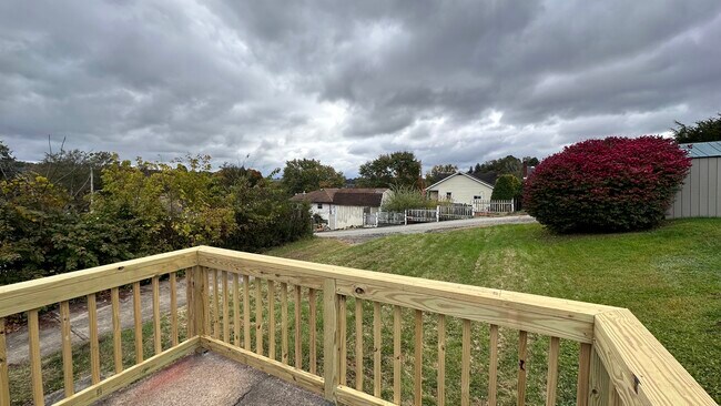Photo - 205 University St