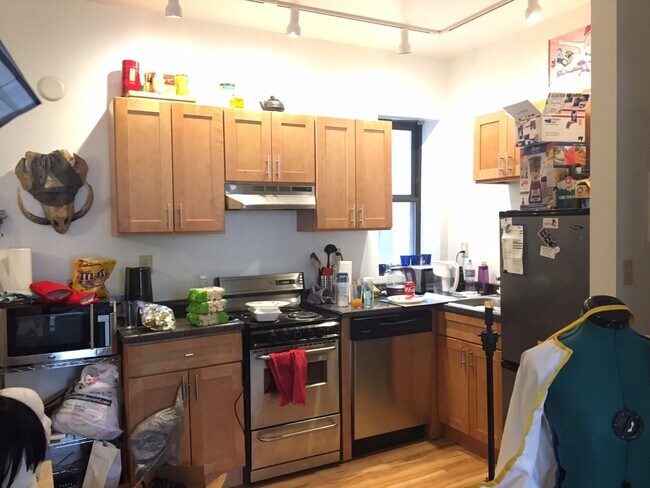 Building Photo - Nicely renovated 3 bed near Kenmore Square and BU!