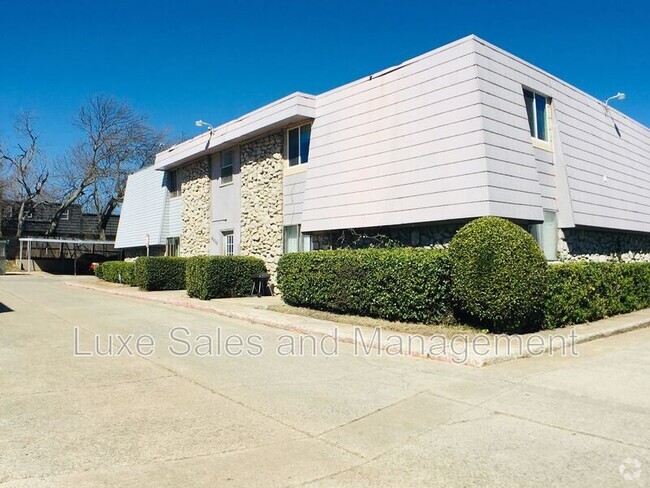 Building Photo - 6012 NW Expressway Unit D Rental