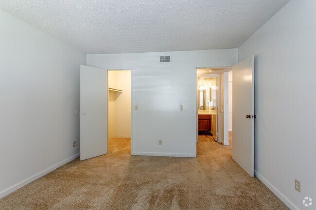 1BR, 1BA - 660 SF