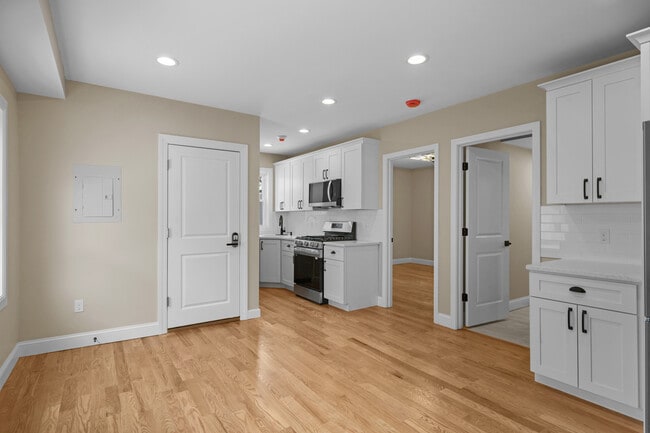 1st Floor living area - 670 Killingly St Unidad 1st Floor