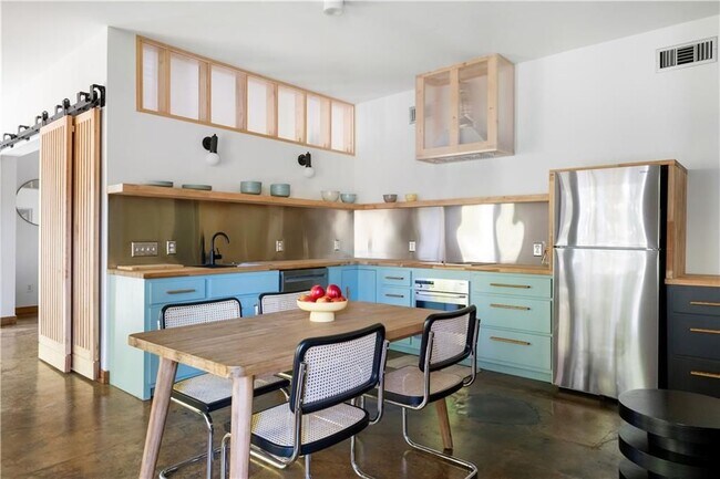 Photo - 515 Claire Dr NE