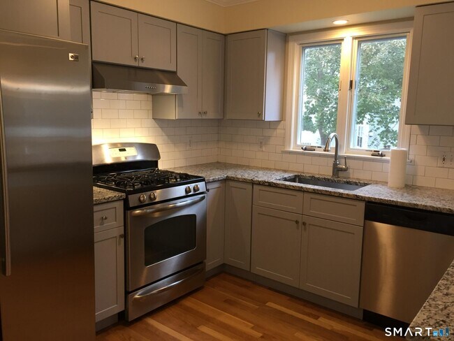 Photo - 211 Hunyadi Ave