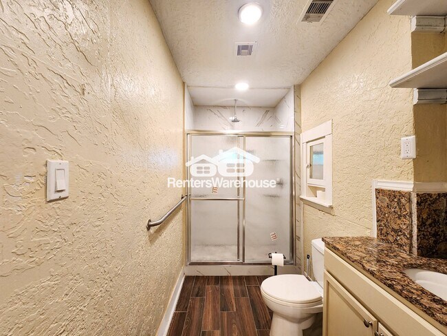 Photo - 2222 Hogg St