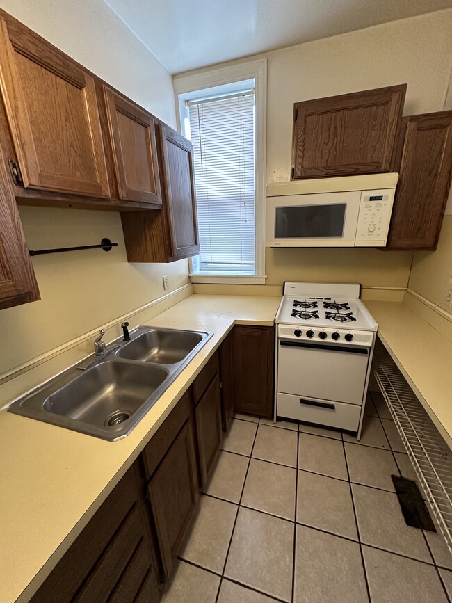 Photo - 8 W Hollister St Unit 8 West Hollister Apt 2