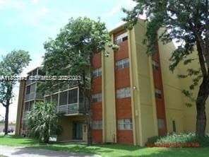 Building Photo - 3610 NW 21st St Unit 409