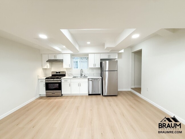 Photo - 15634 Leadwell St Unidad 15