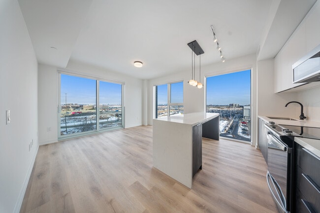 Building Photo - 5 York Garden Wy