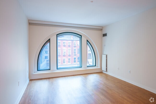 1BR, 1BA - 800SF - Living Room