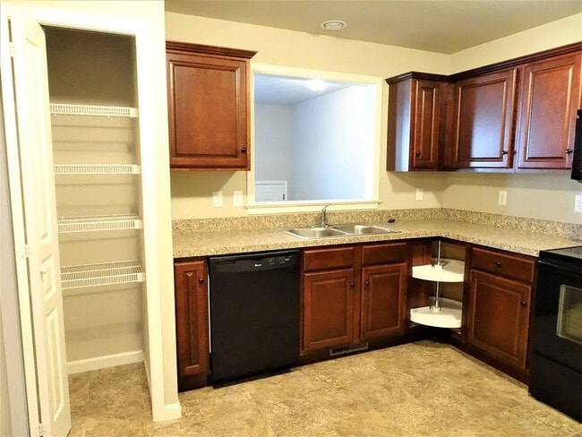 Photo - 945 Woodridge Dr