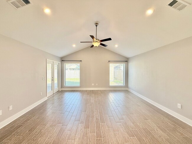 Photo - Spacious 3-Bedroom Home - Stonechase