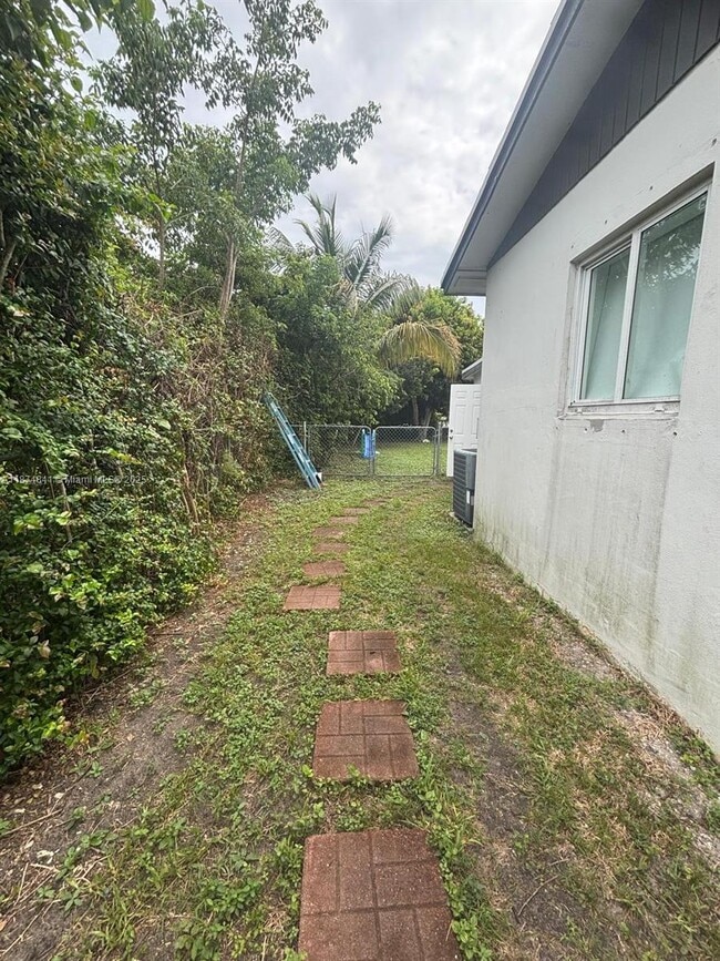 Building Photo - 10240 SW 156th St Unit A Rental