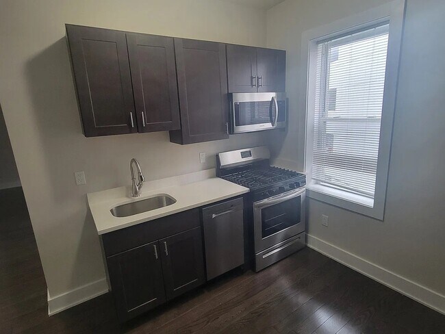 Building Photo - 11 Seymour St Unit 11