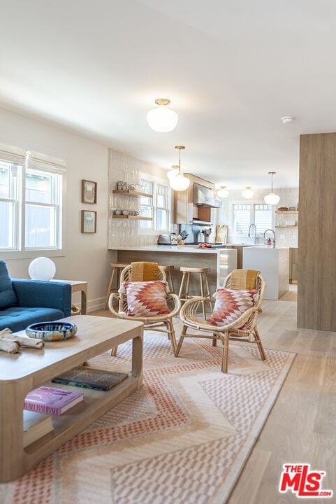 Photo - 825 Superba Ave