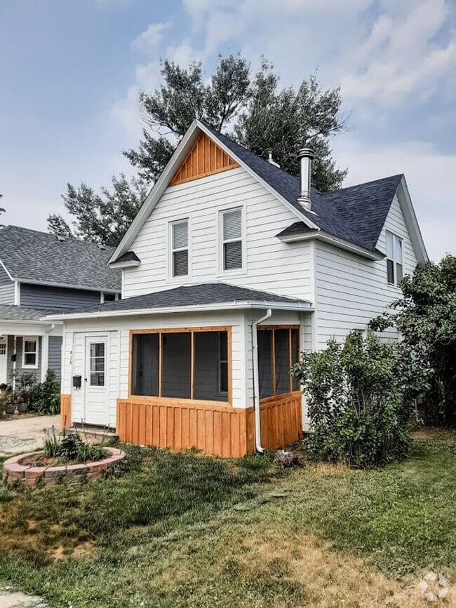 Building Photo - 3 BEDROOM, 2 BATH, SINGLE-FAMILY HOME