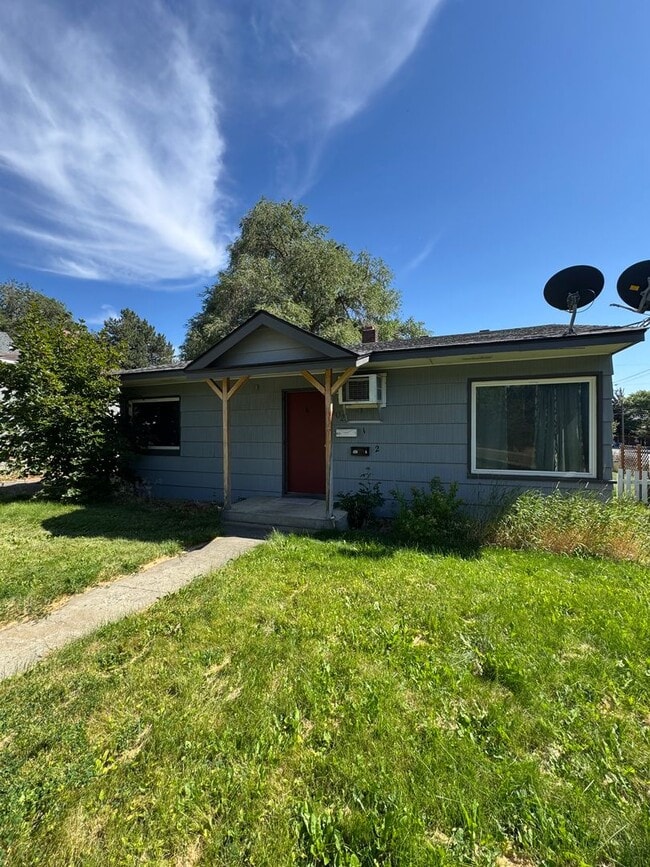 Building Photo - Cozy 2-Bedroom Pet-Friendly Home for Lease