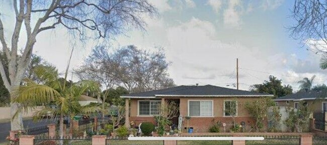 Building Photo - 1401 S Rosewood Ave