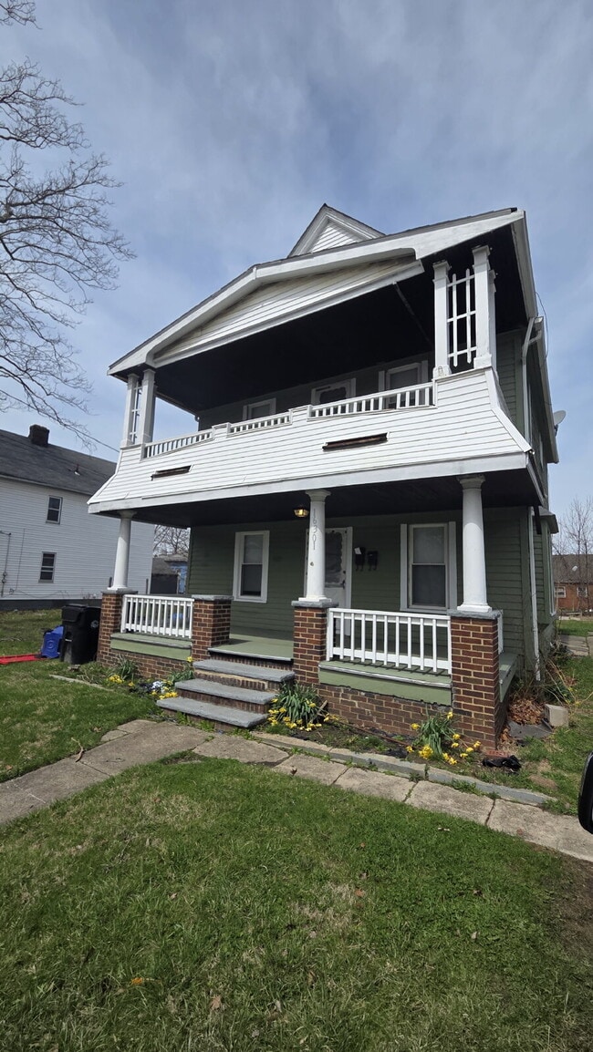 Photo - "2-3 Bedrooms- LOTS OF SPACE!" Unidad #2