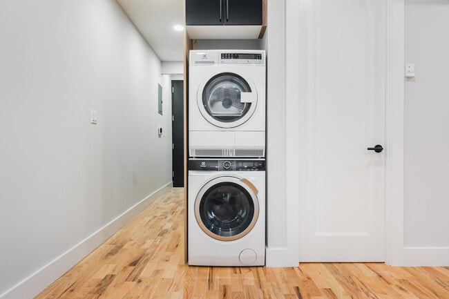 Photo - 558 E 191st St