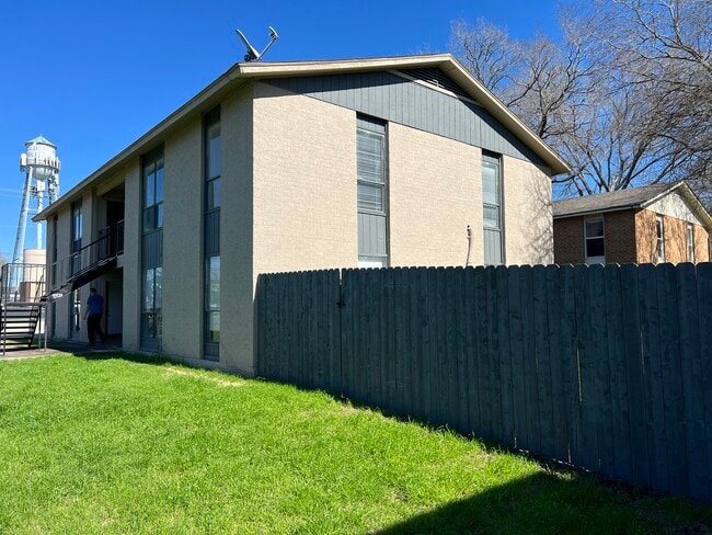 Photo - 200 Uhland Rd