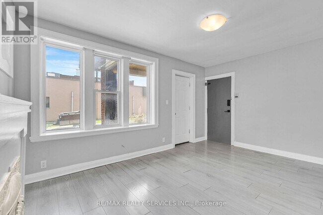 Photo - 5 Fairholt Rd N Unit 8