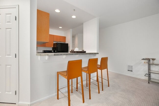 Photo - Charming 1-Bedroom in North Queen Anne clo... Unidad 302, Seattle, WA 98109