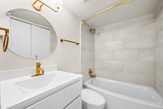 Baño con estilo shaker blanco de V&amp;G - The Grand