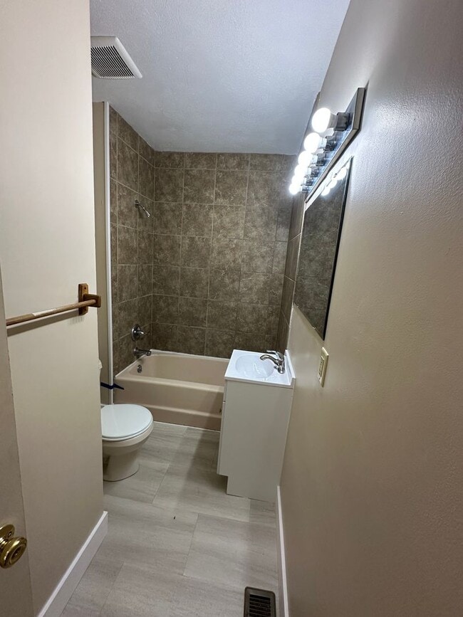 Photo - 2 Bedroom, 1 Bathroom House