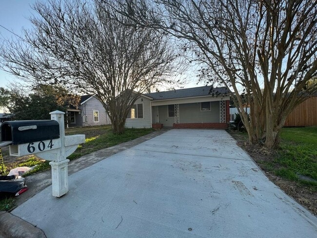 Building Photo - Newly remodeled 3bed/2bath in Eagle Lake, TX