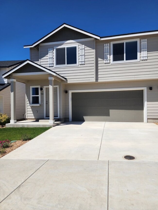 Building Photo - New Construction 3 Bedroom Townhome-Style Duplex – Modern Living in Madras