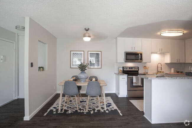 2 BR, 2 BA - 924 SF