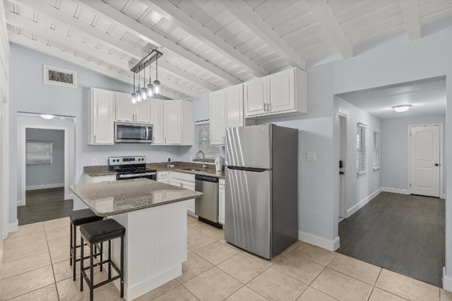 Photo - 310 Burland St