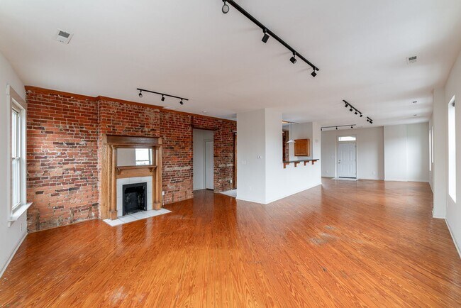 Building Photo - 79 Parsons Ave Unit 83 Parsons Ave Apt. C
