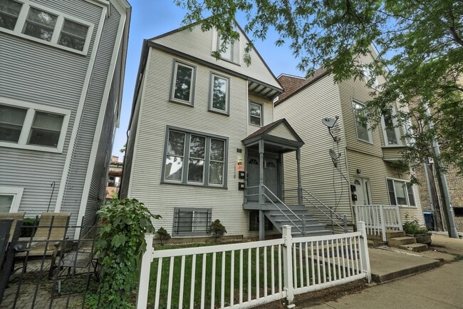 Building Photo - 1116 W Roscoe St Rental
