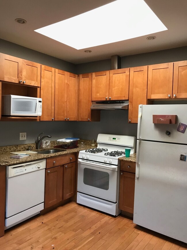 Building Photo - 8534 126th St Unit Kew gardens 2 bedroom