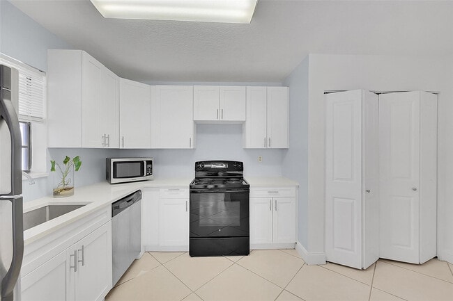 Building Photo - 12244 Royal Palm Blvd Unit 12244
