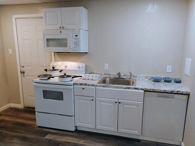 Photo - 1704 Commercial Ave Unit 1