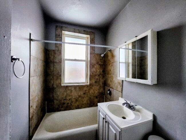 Photo - 644 N Mayfield Ave Unit 2