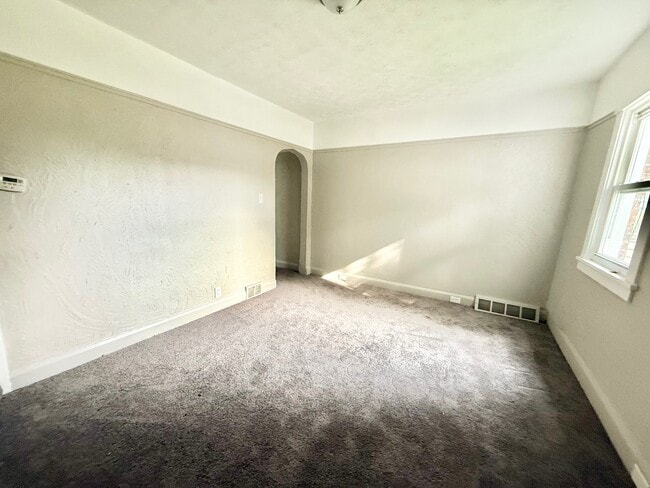Photo - 864 Vankirk St