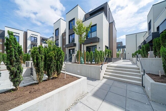 Building Photo - 606 Foster Ave