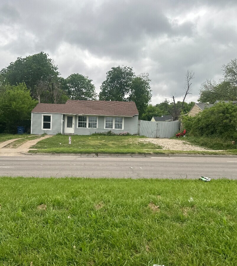 Photo - 135 W Kiest Blvd House